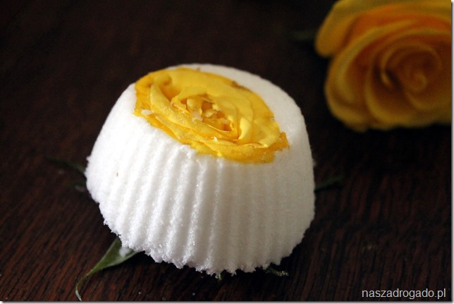 DIY – musujące babeczki do kąpieli z całą różą – Zrób to sam
